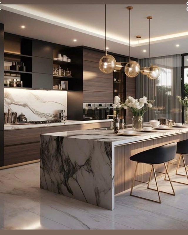 Cocina de residencia con isla de mármol, muebles oscuros, madera y lámparas de latón