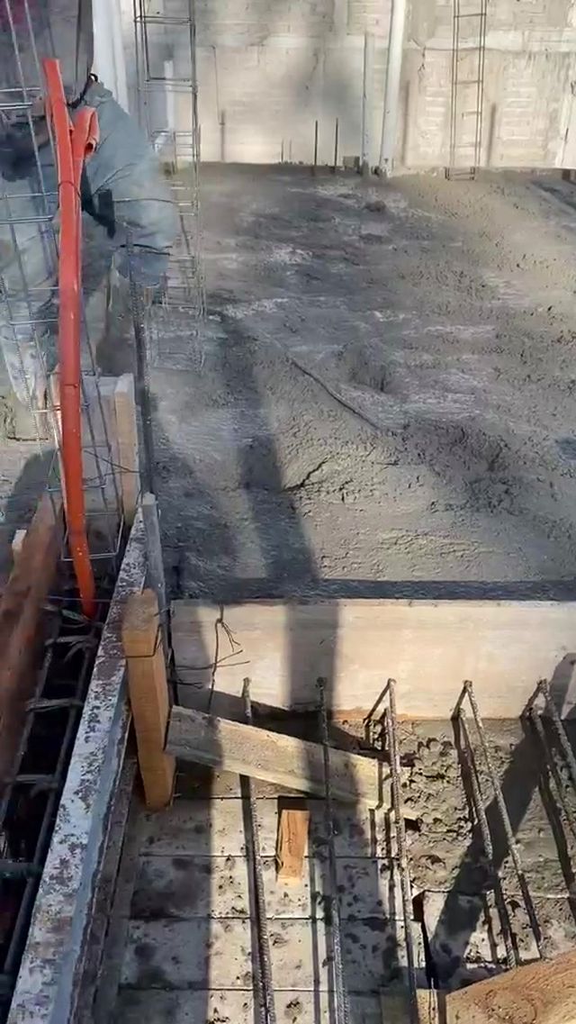 Estructura de concreto armado vista desde el terreno