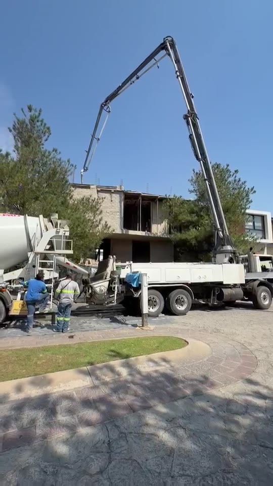 Colado de concreto con bomba y camión revolvedor